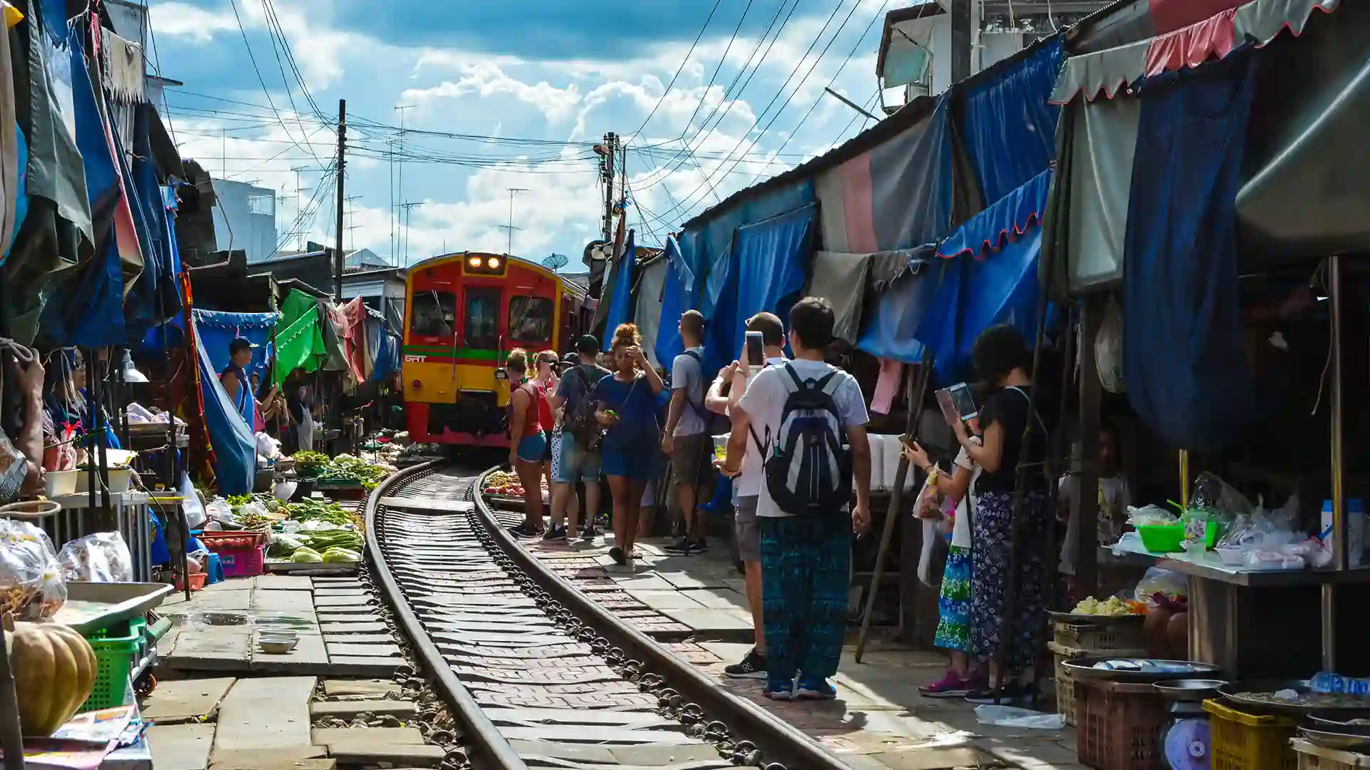 Mae Klong Railway Market - GlobalXplorers