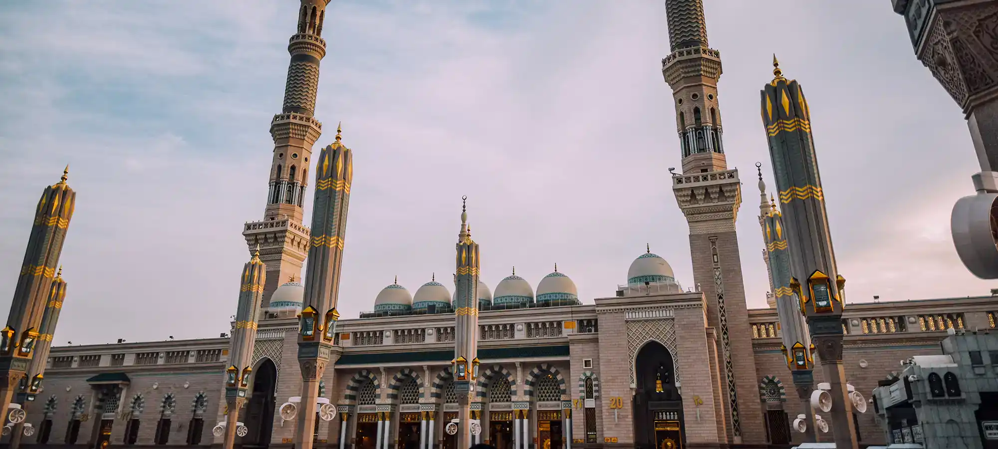 Nabawi Mosque, Madina, Saudi Arabia - GlobalXplores