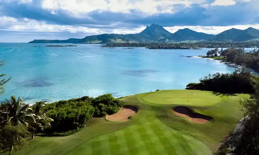 With Air Mauritius Heli golf, discover some of the most beautiful golf courses in Mauritius